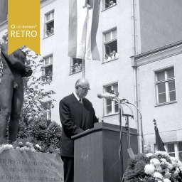 Prof. Dr. Karl Brandt hält 1944 eine Rede bei der Feierstunde der "Stiftung Hilfswerk" in Berlin.