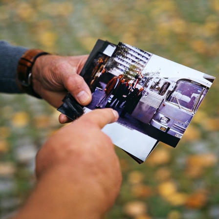 eine Hand mit Fotos