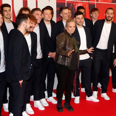 Annekatrin Hendel mit dem Team vom 1. FC Union bei der Premiere des Dokumentarfilms Union - Die Besten aller Tage im Kino International