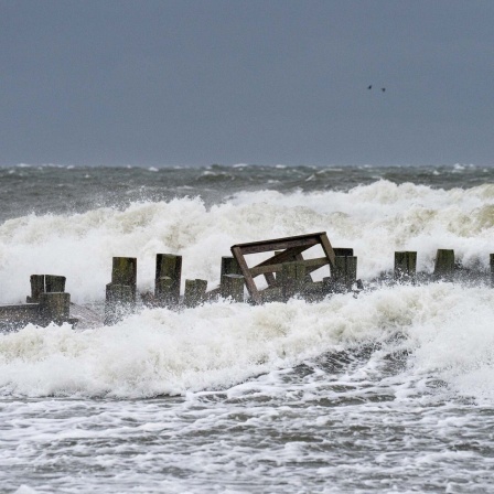 Eine durch Flut und Hochwasser zerstörte Seebrücke in Zingst.