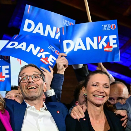 Parlamentswahl in Österreich: Laut Hochrechnung wird die rechtspopulistische FPÖ stärkste Kraft