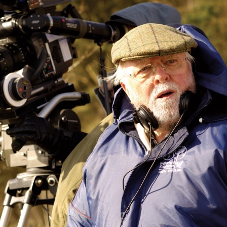 Der Regisseur Richard Attenborough mit Kamera am Set 2007