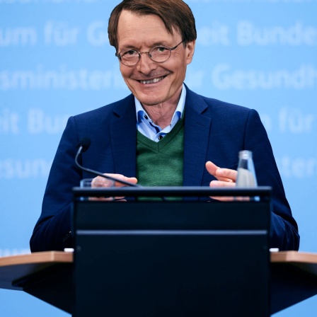 Karl Lauterbach gibt Pressekonferenz