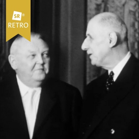 Ludwig Erhard und Charles de Gaulle stehen nebeneinander