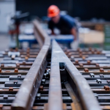 Ein Arbeiter kontrolliert im Werk Oberbaustoffe der Deutschen Bahn das Herzstück einer Weiche (Bild: picture alliance/dpa/Rolf Vennenbernd)