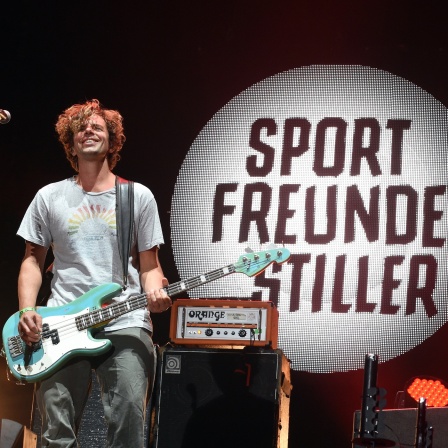 Rüde von den Sportfreunden Stiller auf der Bühne mit Bass in der Hand | Bild: picture-alliance/dpa