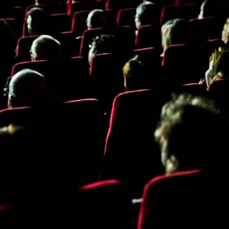 Wiesbaden: Besucher sitzen in einem Kino.