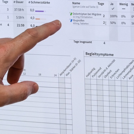 Auf einem Bildschirm ist eine elektronischen Patientenakte mit einem E-Rezept zu sehen.