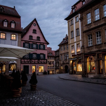 Eine Straße in Bamberg, Fenster sind erleuchtet, aber keine Menschen sind zu sehen. Die Straßen in Bamberg sind während des Lockdowns zur Bekämpfung des Coronaviruses so gut wie leer.