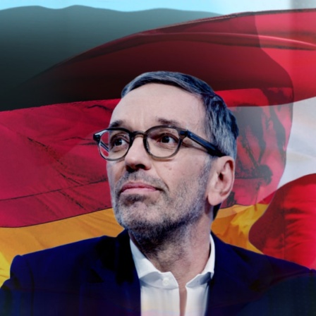 Bundesparteiobermann der FPÖ, Herbert Kickl, vor einer deutschen und einer österreichischen Flagge