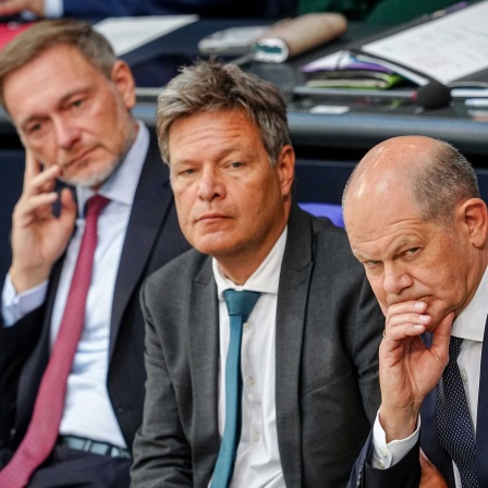 Christian Lindner (l-r, FDP), Bundesminister der Finanzen, Robert Habeck (Bündnis 90/Die Grünen), Bundesminister für Wirtschaft und Klimaschutz, und Bundeskanzler Olaf Scholz (SPD) nehmen am 6.6.2024.an der Sitzung des Bundestags teil.