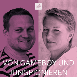 Auf dem Bild sind zwei Gesichter in Großaufnahme zu sehen, die einander zugewandt sind, vor einem lilafarbenen Hintergrund. Unten im Zentrum ist die Schrift "Von Gameboy und Jungpionieren" zu lesen.