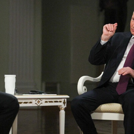 Der russische Diktator Wladimir Putin im Gespräch mit dem US-Moderator und Verschwörungsfanatiker Tucker Carlson