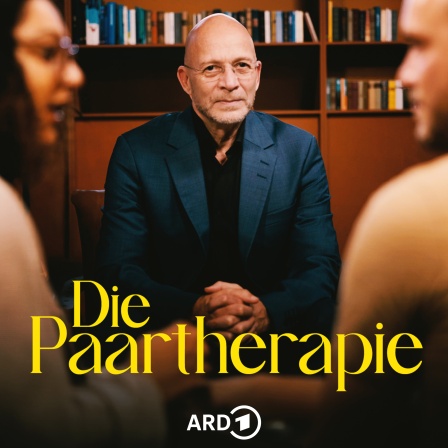 Podcastcover Paartherapie. Eric Hegman auf einem Sessel sitzed, im Vordergrund ein Paar, das sich ansieht.