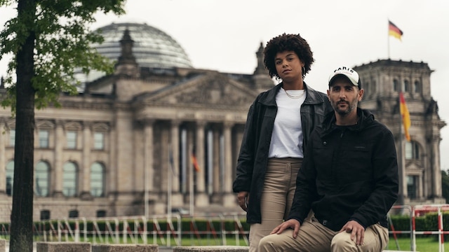 Zwei Menschen vor dem Bundestag.