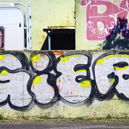 Graffiti-Schriftzug "Gier" auf einer Mauer