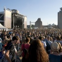 Blick über das Publikum auf die Bühne des Dockville Festivals 2012.