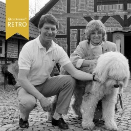 Pico Schütz mit Ehefrau Ursula und Hund vor ihrem Bauernhaus 1989