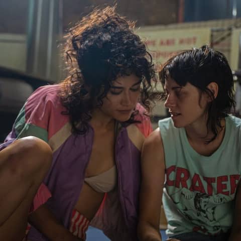 Katy M. O’Brian als Jacky und Kristen Stewart als Lou in einer Szene des Films "Love Lies Bleeding"