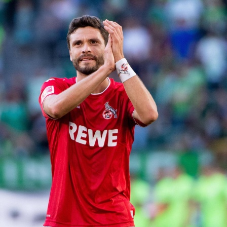 Kölns Kapitän Jonas Hector klatscht nach dem Spiel gegen den VfL Wolfsburg