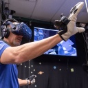 Ein Mann trägt eine VR-Brille und VR-Handschuhe während seines Trainings für eine Weltraummission
