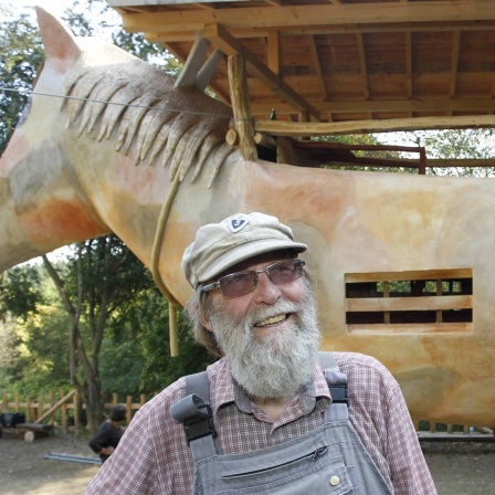 Der Künstler Paul Greven in seinem Skupturenpark