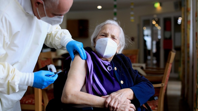 Eine ältere Frau wird in einem Seniorenheim gegen Covid-19 geimpft.