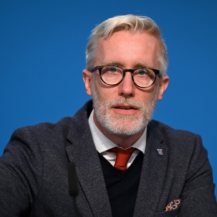 Thüringens Kultusminister spricht in die Kamera.
