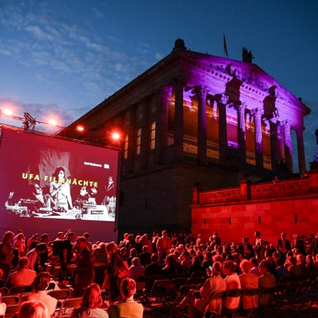 Zur Eröffnung der UFA Filmnächte auf der Museumsinsel ist die Alten Nationalgalerie stimmungsvoll beleuchtet.