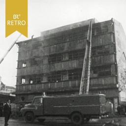Drehleiter der Feuerwehr vor dem ausgebrannten Ringkaufhaus in Nürnberg | Bild: BR Archiv