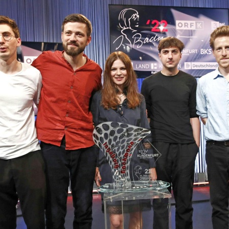 v.l.n.r. Teilnehmer des diesjährigen &#034;Bachmann-Preis&#034; , Juan S. Guse (Kelag Preis) , Alexandru Bulucz (Deutschlandfunk-Preis), Ana Marwan (Bachmann-Preis Gewinnerin) , Elias Hirschl (Publikumspreis) und Leon Engler (3Sat-Preis) im Rahmen der Verleihung, am Sonntag, 26. Juni 2022 in Klagenfurt