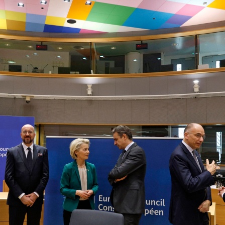 Die Präsidentin der Europäischen Kommission, Ursula von der Leyen (Mitte), spricht mit Griechenlands Premierminister Kyriakos Mitsotakis, während eines Treffens auf einem EU-Gipfel in Brüssel (Belgien).