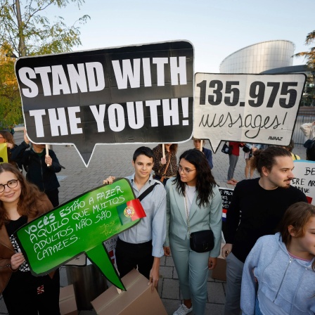 Sechs Jugendliche aus Portugal protestieren vor dem Europäischen Gerichtshof für Menschenrechte.