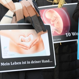 Abtreibungsgegner mit Plakaten vor einer Pro Familia Beratungsstelle