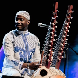 Der Kora-Spieler Seckou Keita spielt das Saiteninstrument während seines Auftritts.