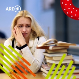 Eine junge Frau sitzt an einem Schreibtisch uns sieht lustlos auf einen Stapel Bücher. | Bild: picture alliance/dpa | Markus Hibbeler/Bildmontage: BR