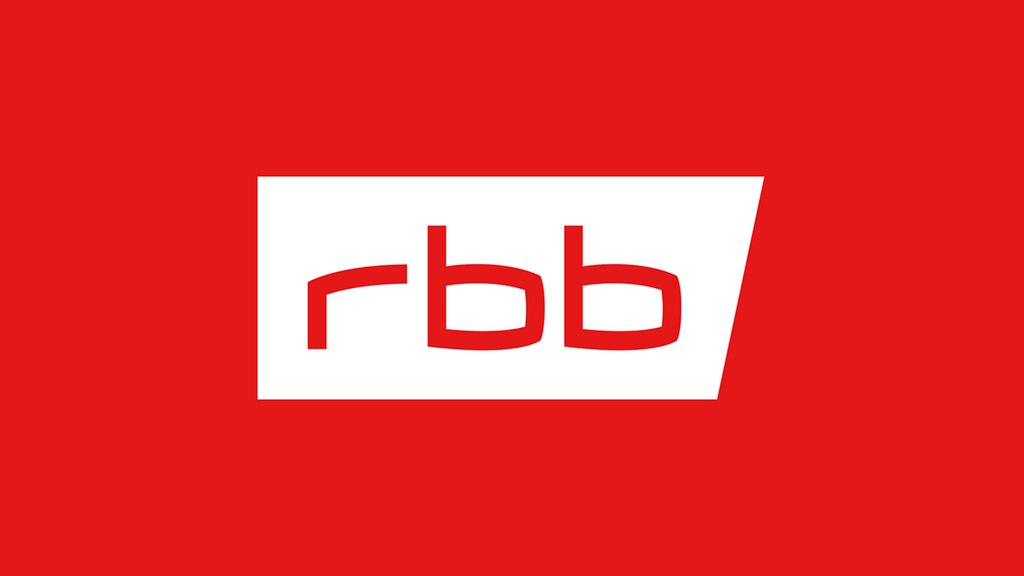 rbb Logo vor rotem Hintergrund (Quelle: rbb)