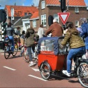 Eine Straßenszene aus dem niederländischen Delft mit vielen Radfahrern.