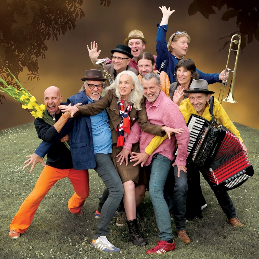 Cover: 17 Hippies