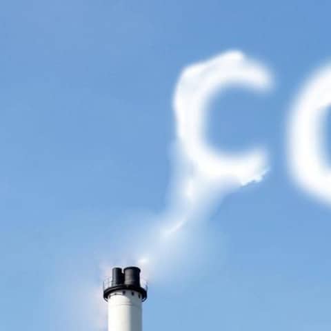 aus Wolken geformte CO2-Schrift
