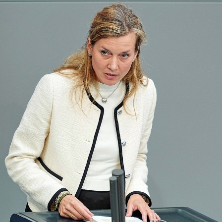 Die SPD-Bundestagsabgeordnete Siemtje Möller hält eine Rede.