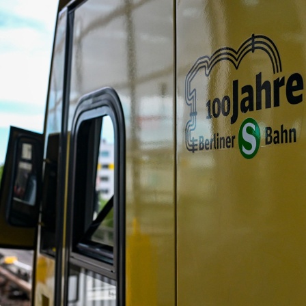Eine S-Bahn mit der Aufschrift "100 Jahre Berliner S-Bahn" auf dem S-Bahnhof Südkreuz. 