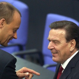 Friedrich Merz (l) und Gerhard Schröder (r) im Plenarsaal. Archivbild 18.10.2005