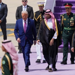Der saudische Kronprinz empfängt US-Präsident Trump am Flughafen