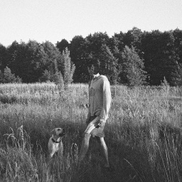 Ein Mann ohne Gesicht läuft mit seinem Hund durch eine Wiese © Yevgenia Belorusets
