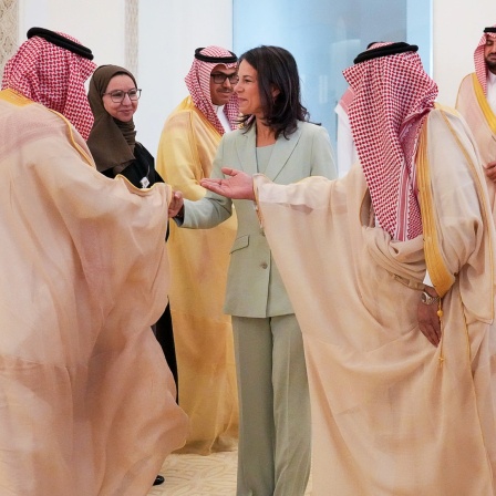 Bundesaußenministerin Annalena Baerbock (Bündnis 90/Die Grünen, M) begrüßt im Außenministerium von Saudi-Arabien die Teilnehmer eines Gesprächs mit Prinz Faisal bin Farhan Al-Saud (r), Außenminister des Königreichs Saudi-Arabien.