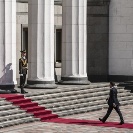 Der gewählte ukrainische Präsident Volodymyr Zelenskiy auf dem Weg ins Parlament.