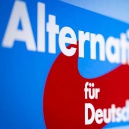 Ein Aufsteller mit dem Schriftzug Alternative für Deutschland und dem Logo der AfD.