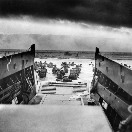 US-Truppen beim Verlassen eines Landungsbootes am 06.06.1944 in der Normandie