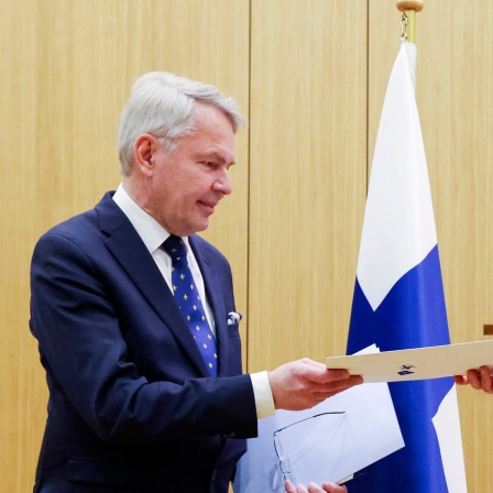 Pekka Haavisto (l), Außenminister von Finnland, überreicht Jens Stoltenberg, Nato-Generalsekretär, die Beitrittsurkunde seines Landes während des Nato-Außenministertreffens im Nato-Hauptquartier.